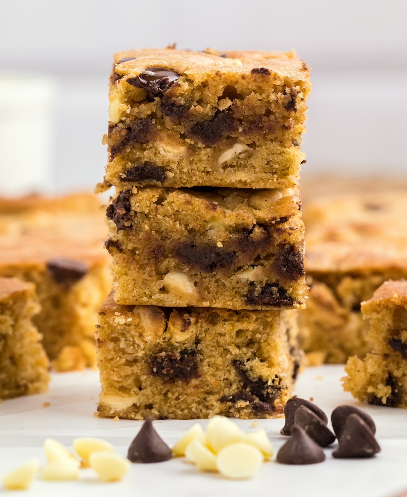 brown butter blondies with chocolate chip