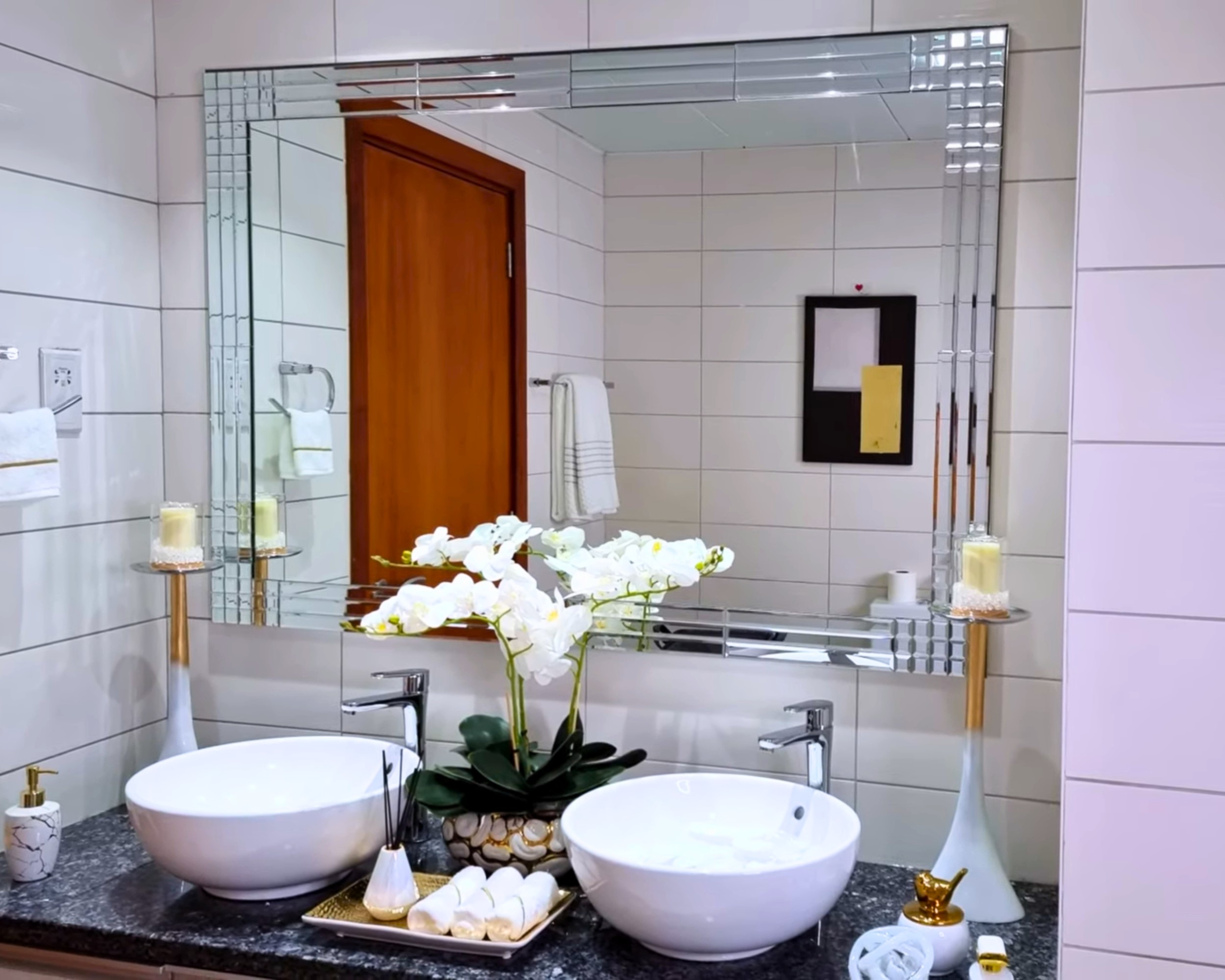 Bathroom mirror frame using kitchen tiles