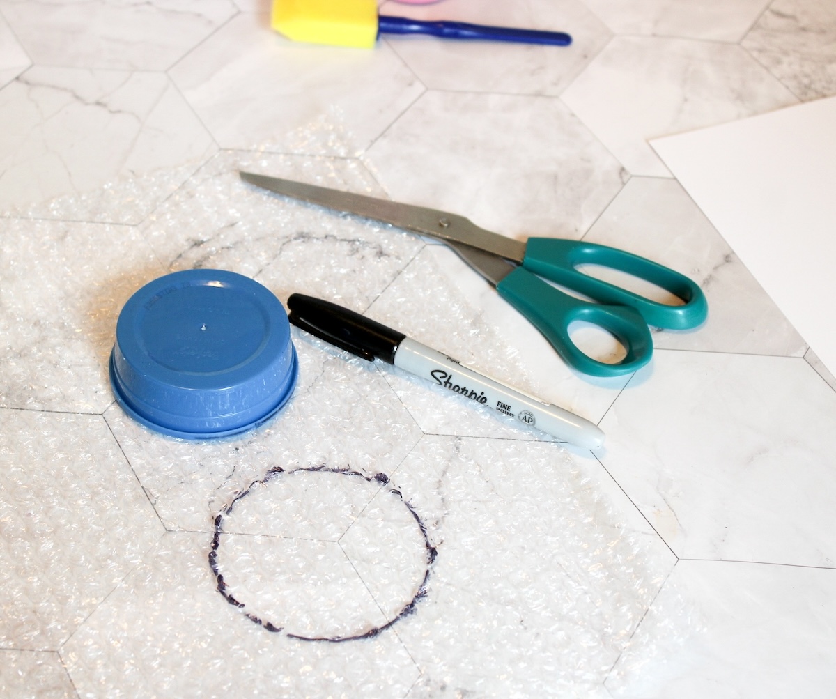 tracing a lid onto bubble wrap with a marker